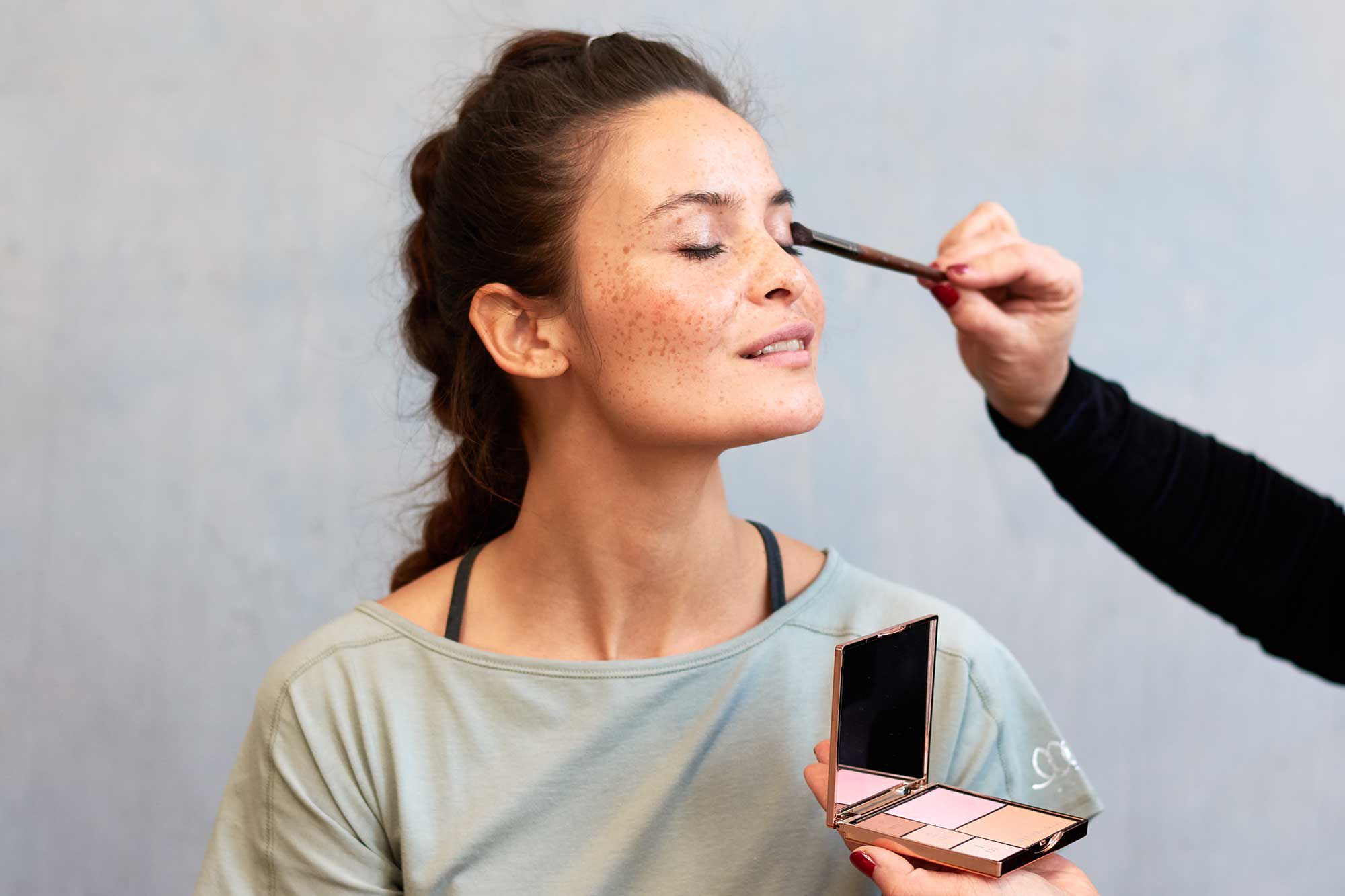 Met deze tips van expert Carmen Zomers blijft jouw make-up ook in de zomer goed zitten