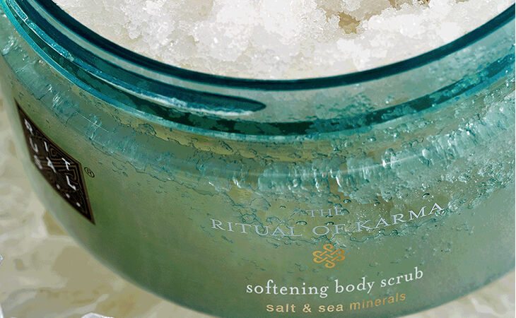 Nahaufnahme eines grünen Körperpeelings von Rituals, das für weiche, glatte und strahlende Haut sorgt.