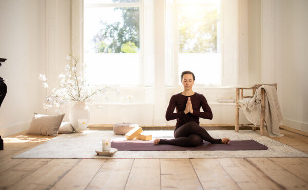 An anti-stress yoga flow to start the countdown to Christmas feeling relaxed