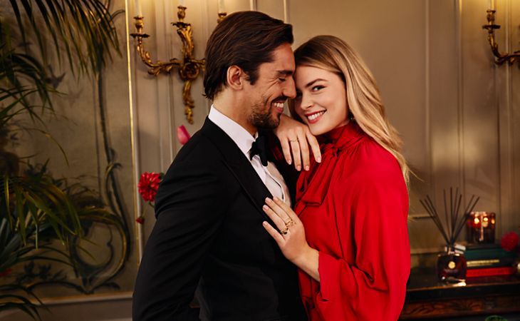 Liste de tâches pour les fêtes de fin d’année et carte de placement sur un bureau en bois brut, une méthode en pleine conscience pour réduire le stress et mieux s’organiser avant le grand jour.