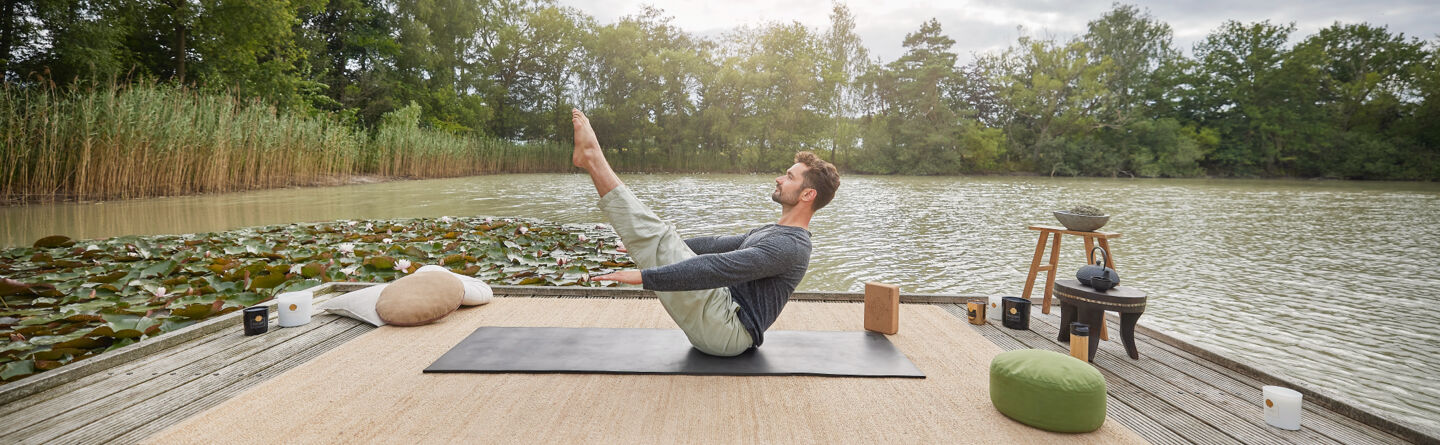 Focus a busy mind and fire up your body with this 25-minute Pilates sequence
