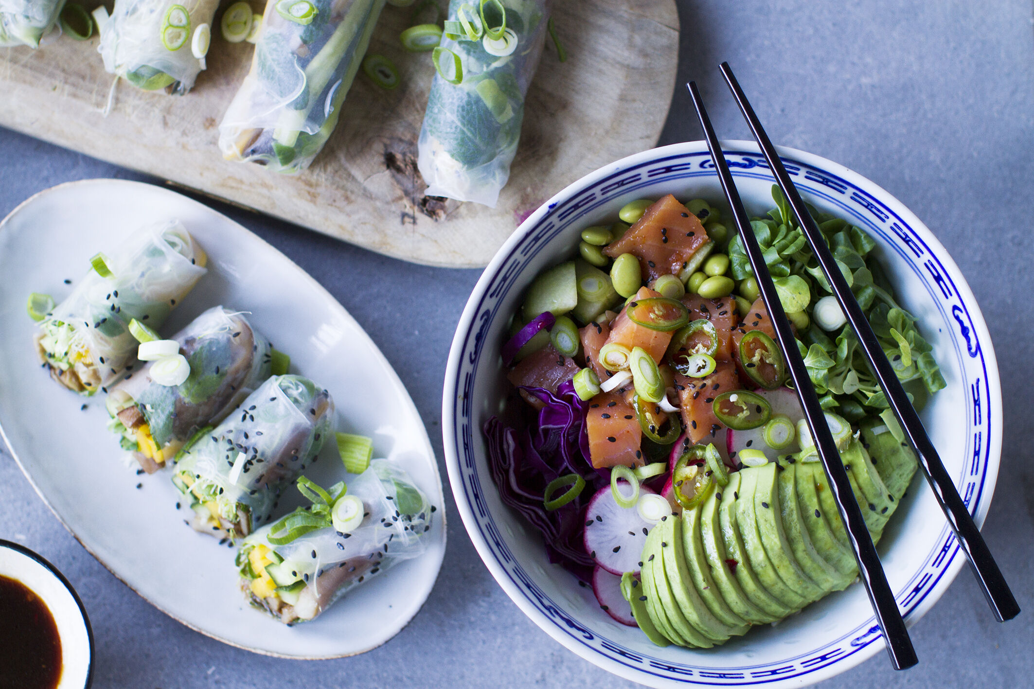 Een heerlijke umami pok&eacute; bowl met verse, rauwe zalm