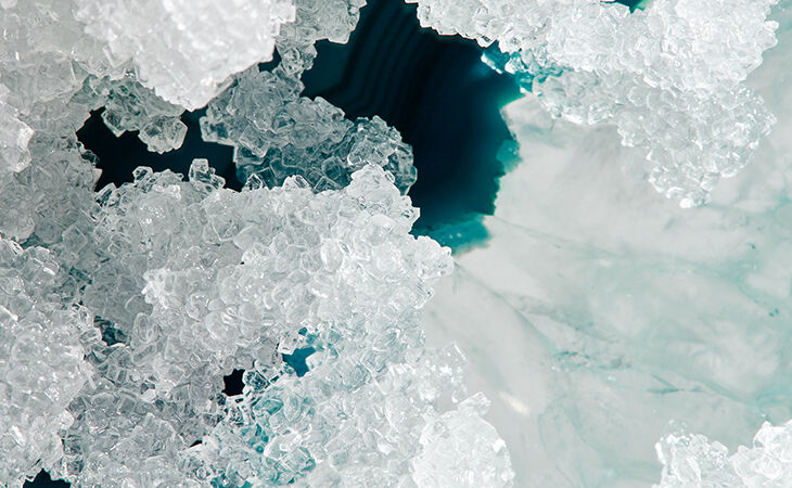 Eine Auswahl an Rituals Körperpeelings, die aneinandergereiht auf einem Badezimmertisch aus Marmor präsentiert werden.