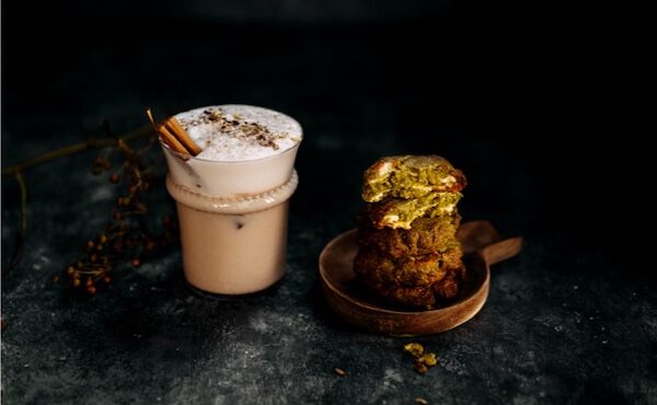 D&eacute;tendez-vous avec ce cha&iuml; latte et ce biscuit au matcha avec p&eacute;pites de chocolat blanc